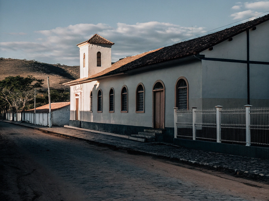 Colonial-style building on a cobblestone street in a rural town in Norte de Minas.
